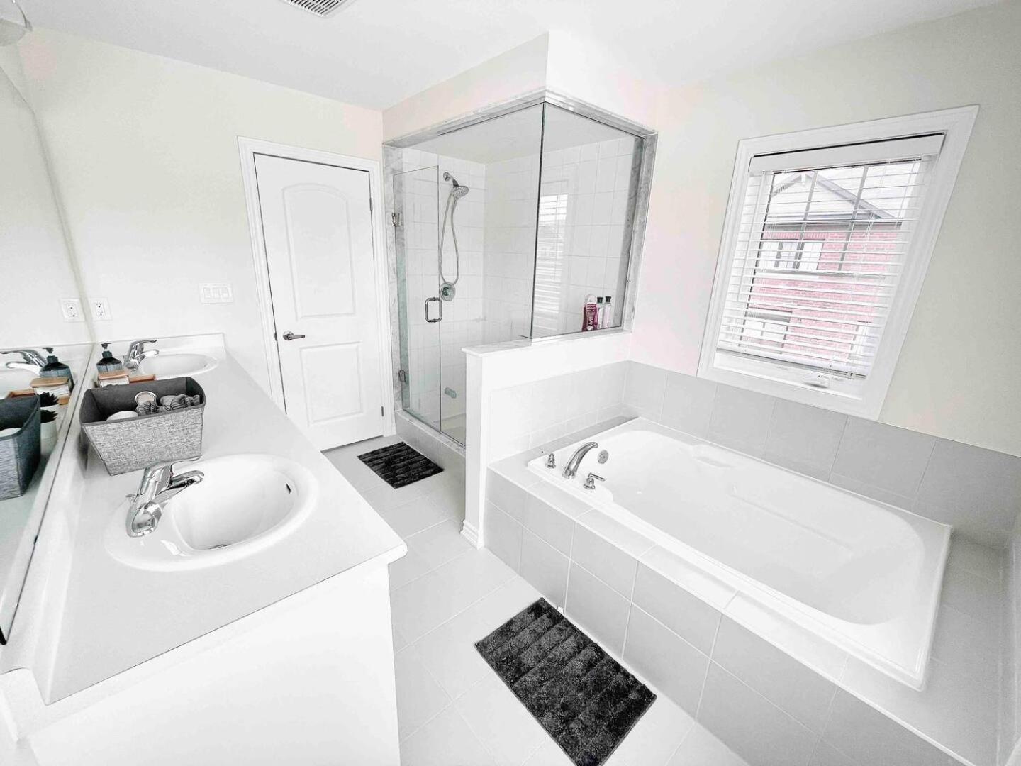 Large 5 Bedroom Newly Built Home Sleeps 12 Persons Thorold Bagian luar foto
