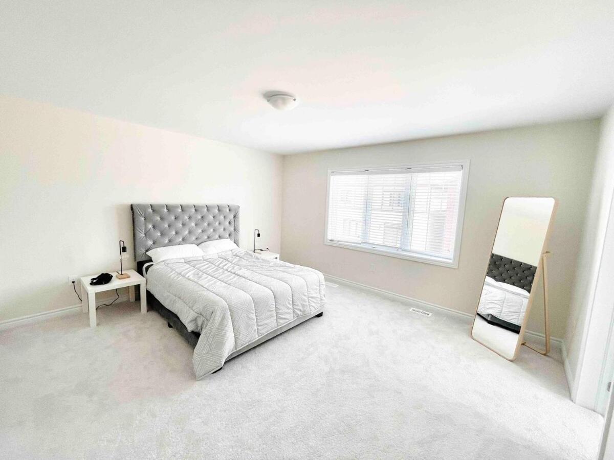 Large 5 Bedroom Newly Built Home Sleeps 12 Persons Thorold Bagian luar foto