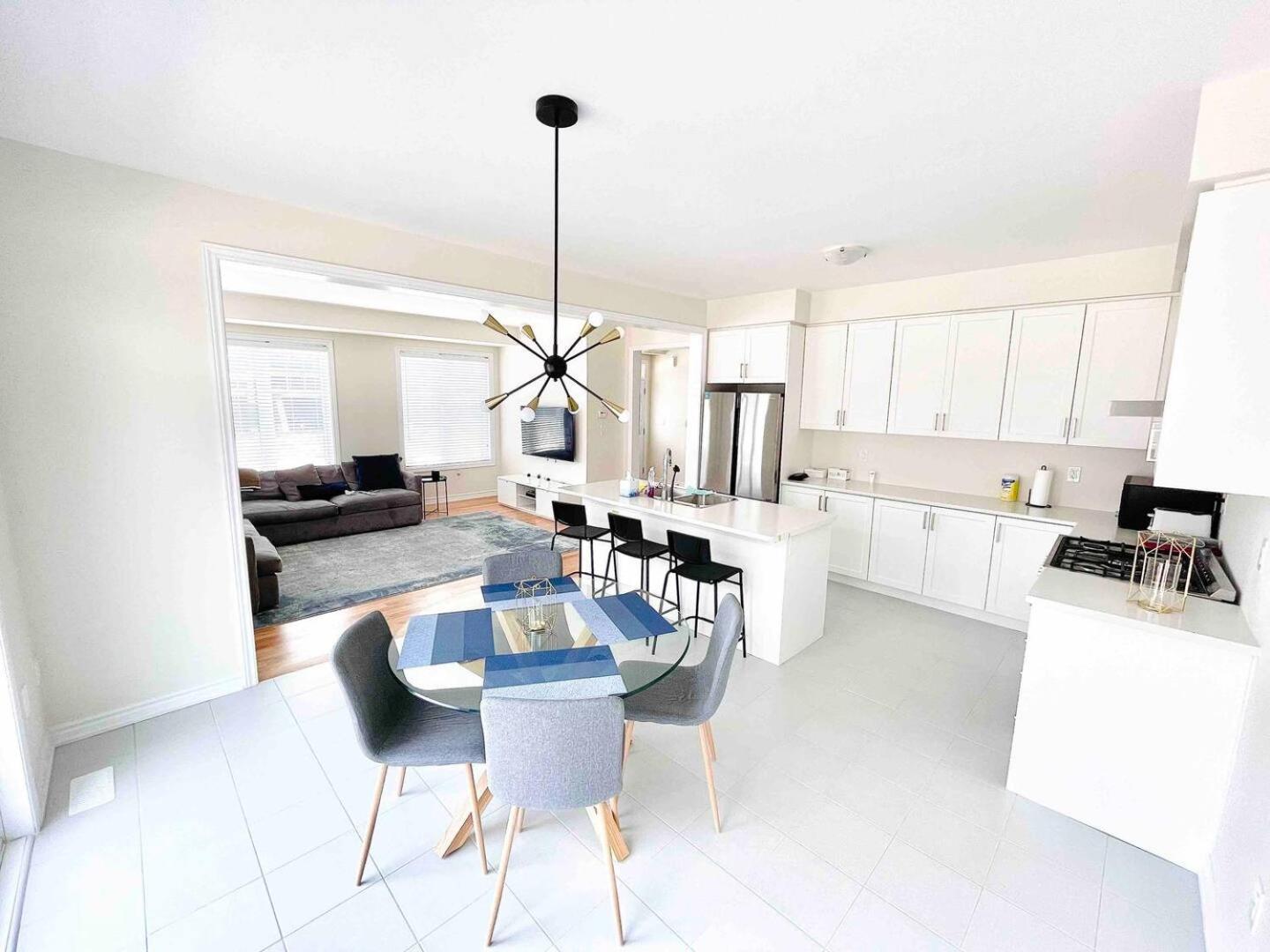 Large 5 Bedroom Newly Built Home Sleeps 12 Persons Thorold Bagian luar foto