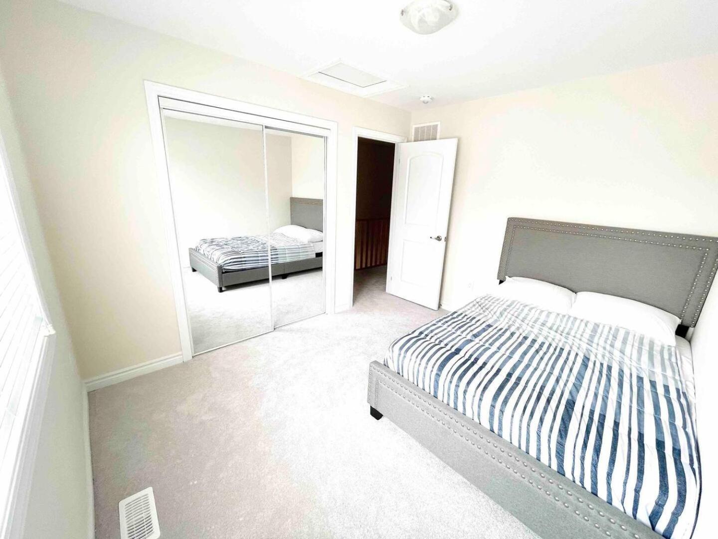 Large 5 Bedroom Newly Built Home Sleeps 12 Persons Thorold Bagian luar foto