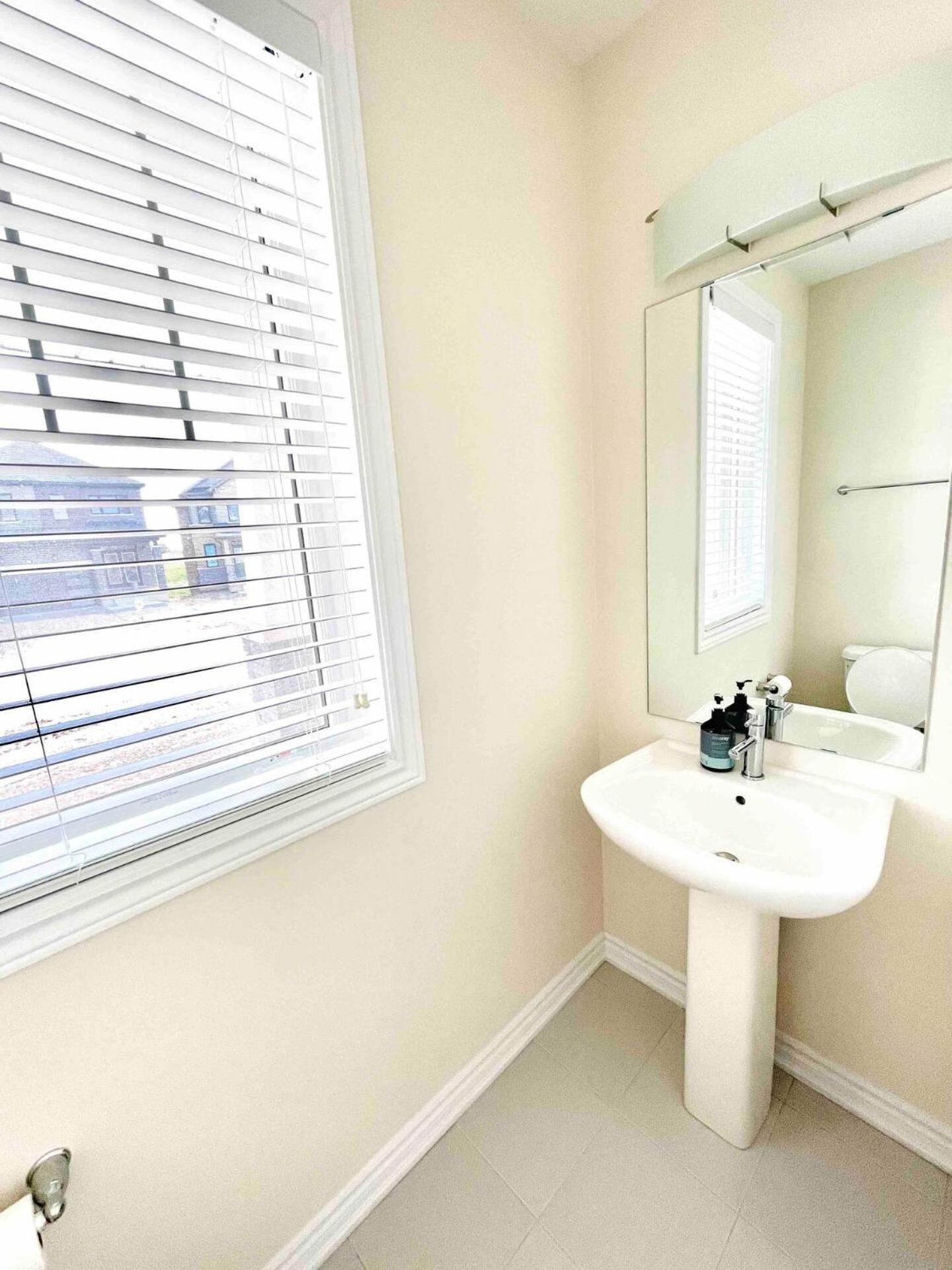 Large 5 Bedroom Newly Built Home Sleeps 12 Persons Thorold Bagian luar foto