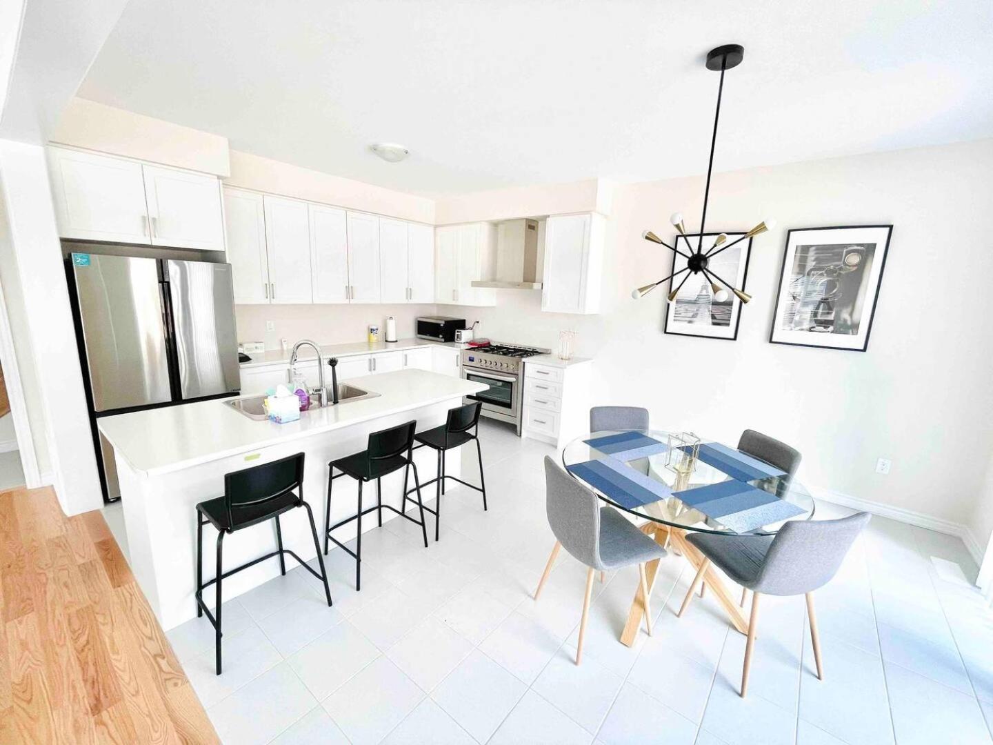 Large 5 Bedroom Newly Built Home Sleeps 12 Persons Thorold Bagian luar foto